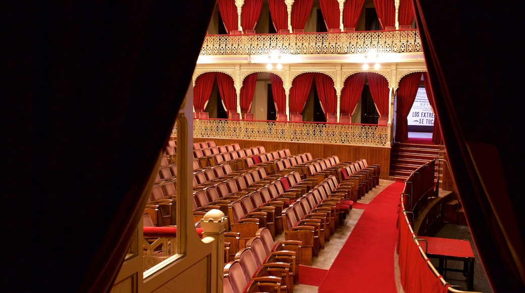 El Gran Teatro Falla mettant en vedette scènes de théâtre et vues intérieures