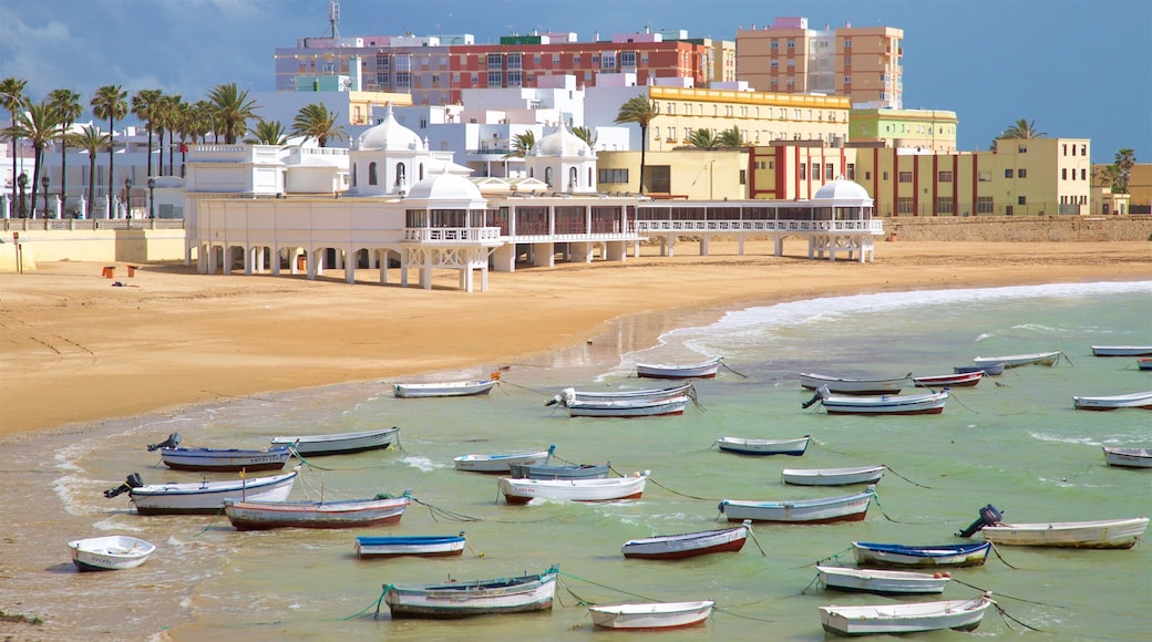 La Caleta-stranden presenterar bÄtkörning, en strand och en kuststad