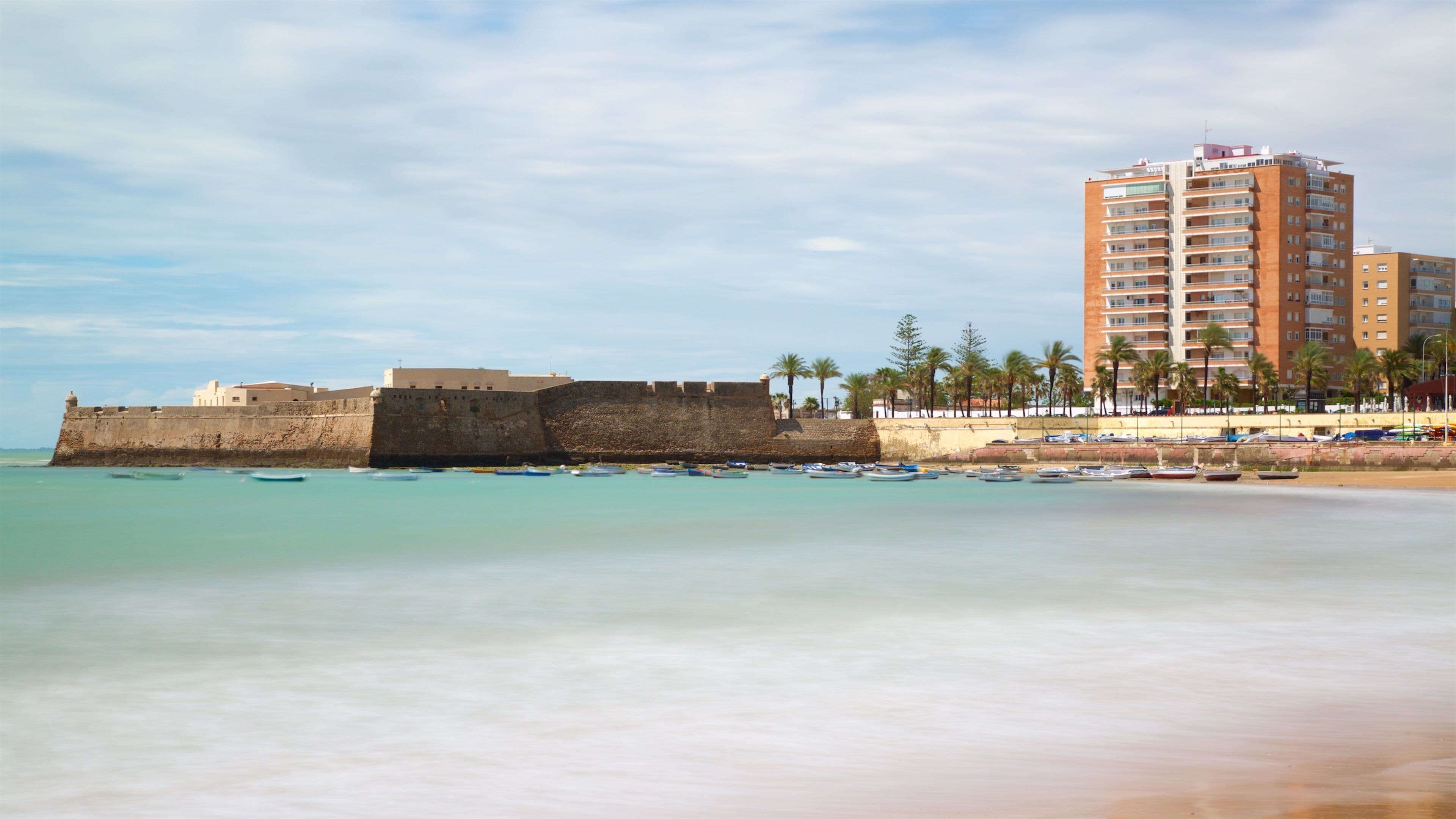 La Caleta-stranden som inkluderer kyst og kystby