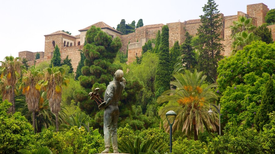 Alcazaba cho thấy kiến trúc di sản và pho tượng