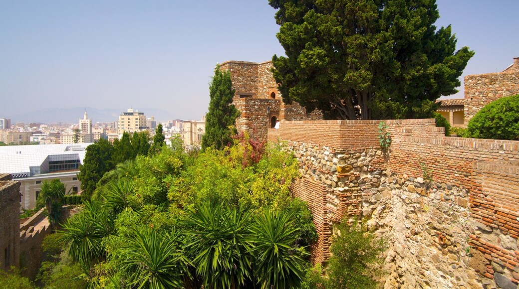 Málaga toont een stad, kasteel of paleis en historische architectuur