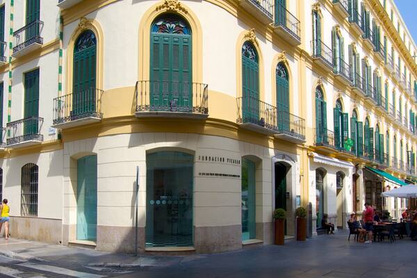 Geburtshaus von Pablo Picasso das einen Straßenszenen und Stadt