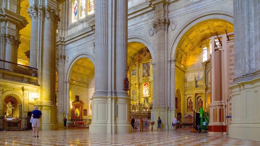 Catedral de Málaga que incluye arquitectura patrimonial, vista interna y una iglesia o catedral