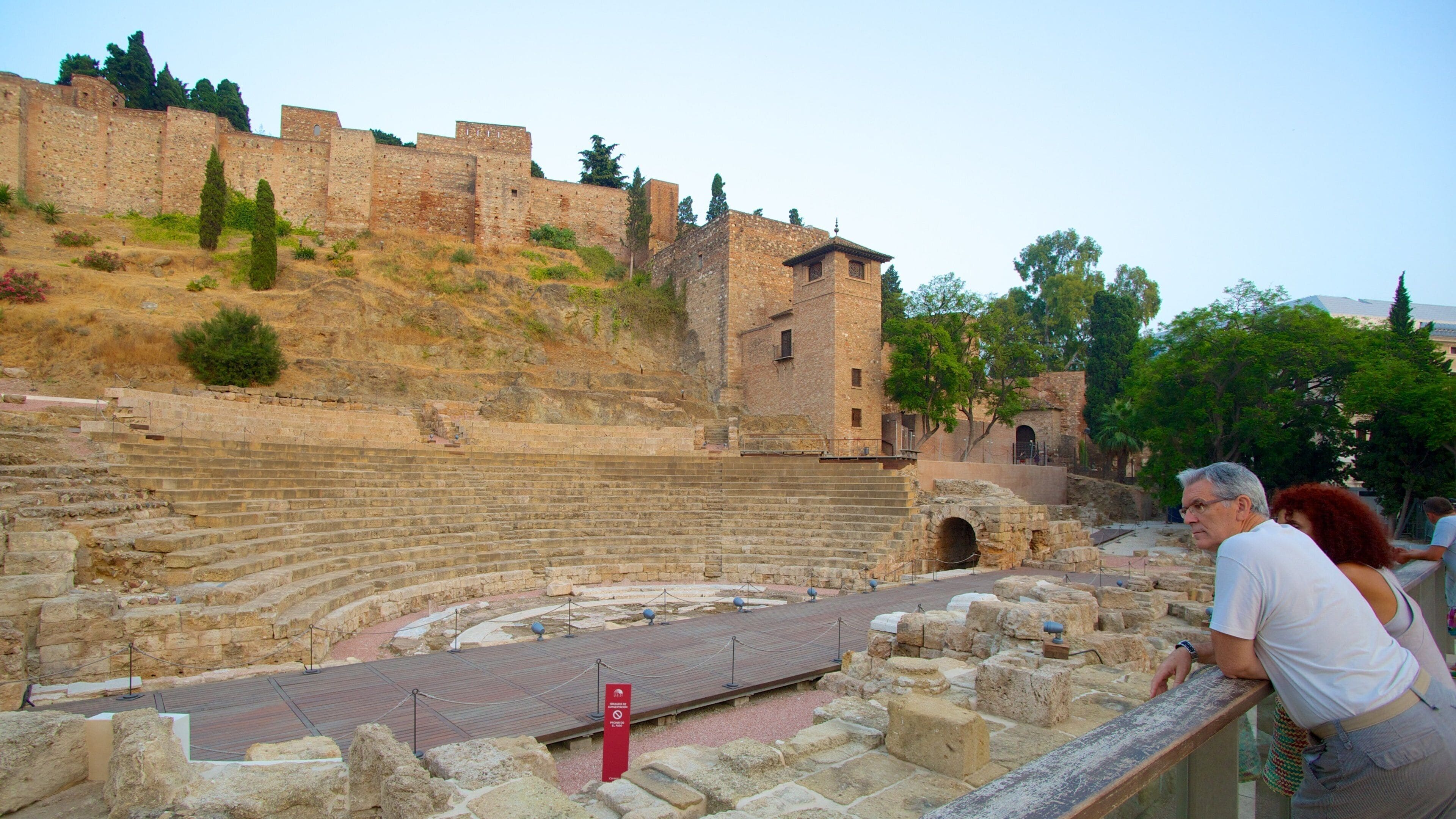 Málaga amfiteater som viser bygningsruiner og historisk arkitektur i tillegg til par