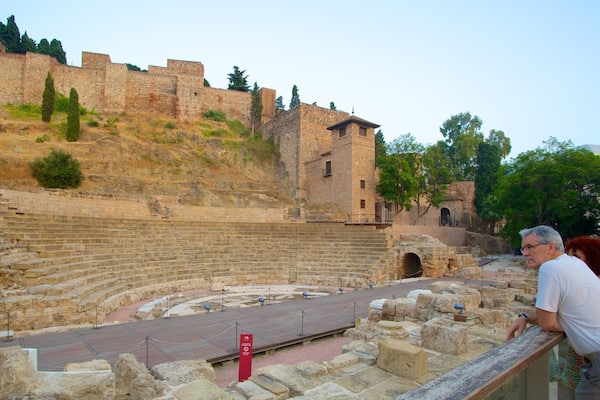 Anfiteatro de Málaga que inclui ruínas de edifício e arquitetura de patrimônio assim como um casal