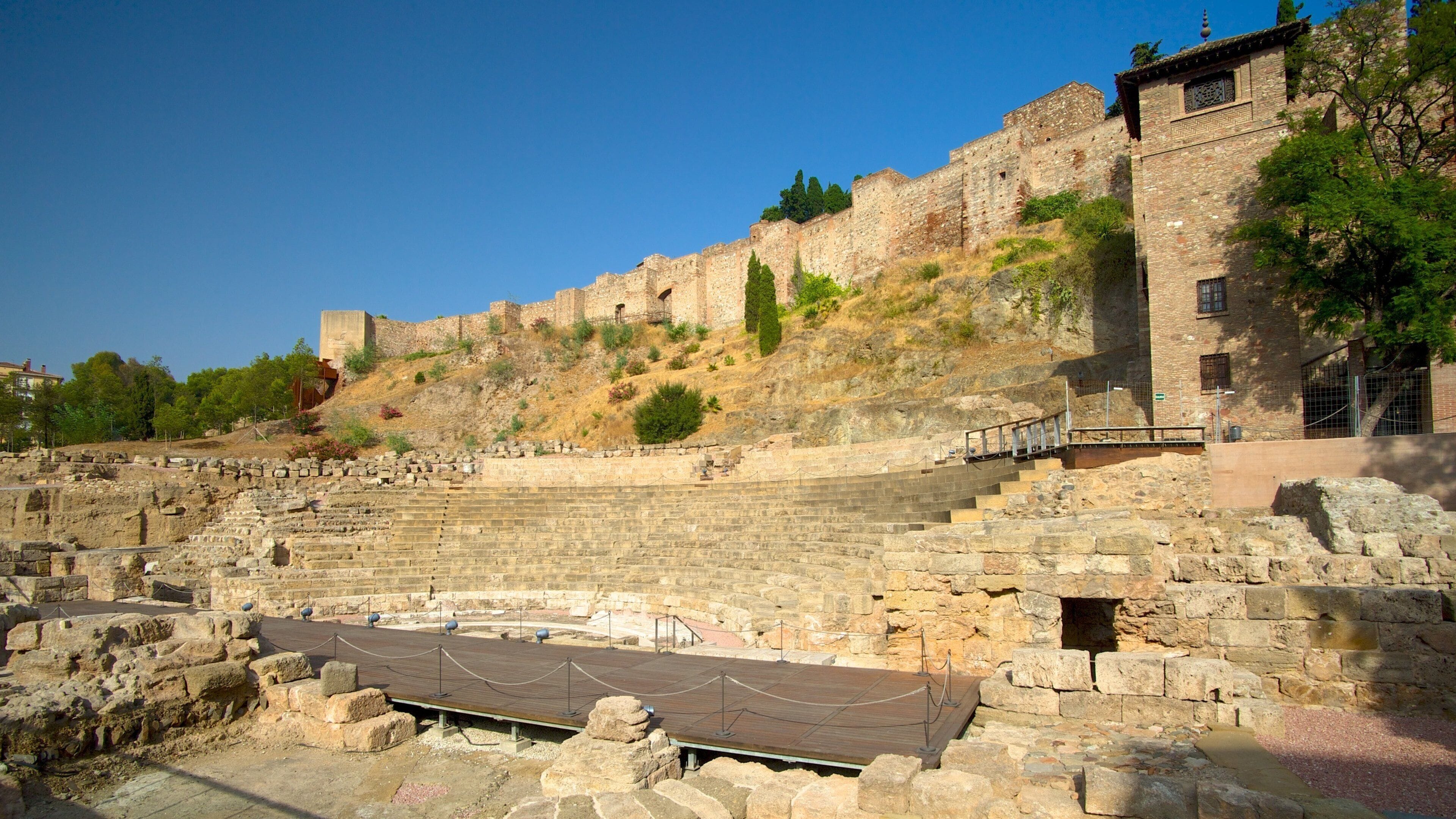 Málaga Amfiteater som viser bygningsruiner og historiske bygningsværker