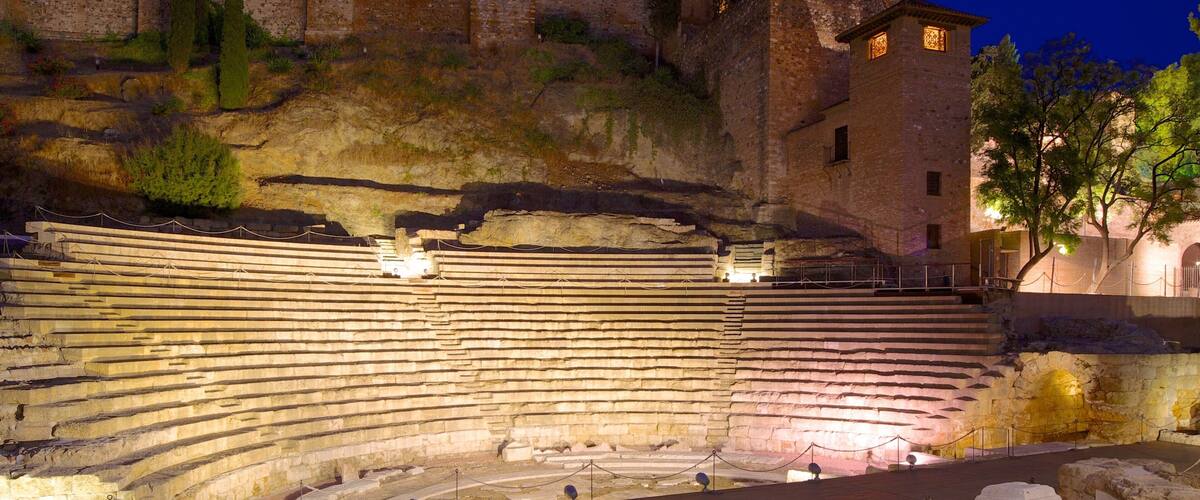 Amphitheater von Málaga das einen historische Architektur, Gebäuderuinen und bei Nacht