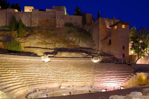 Malagas amfiteater som visar nattliv, en ruin och historisk arkitektur