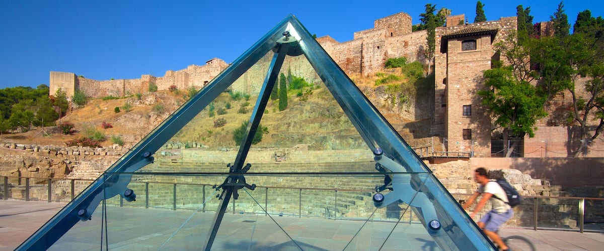 Amphitheater von Málaga mit einem Fahrradfahren und historische Architektur sowie einzelner Mann