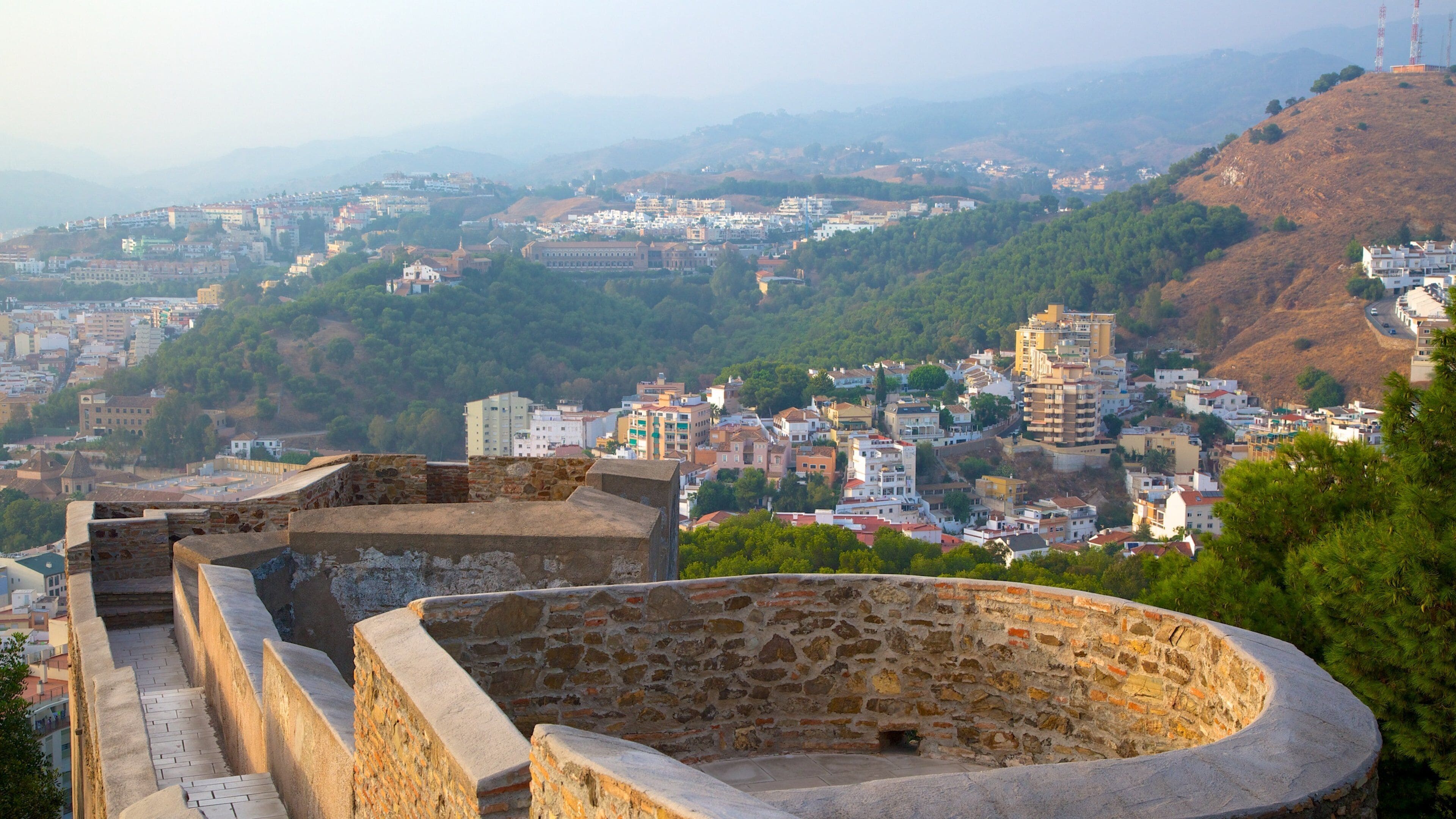 Château du Gibralfaro montrant brume ou brouillard, patrimoine architectural et ville