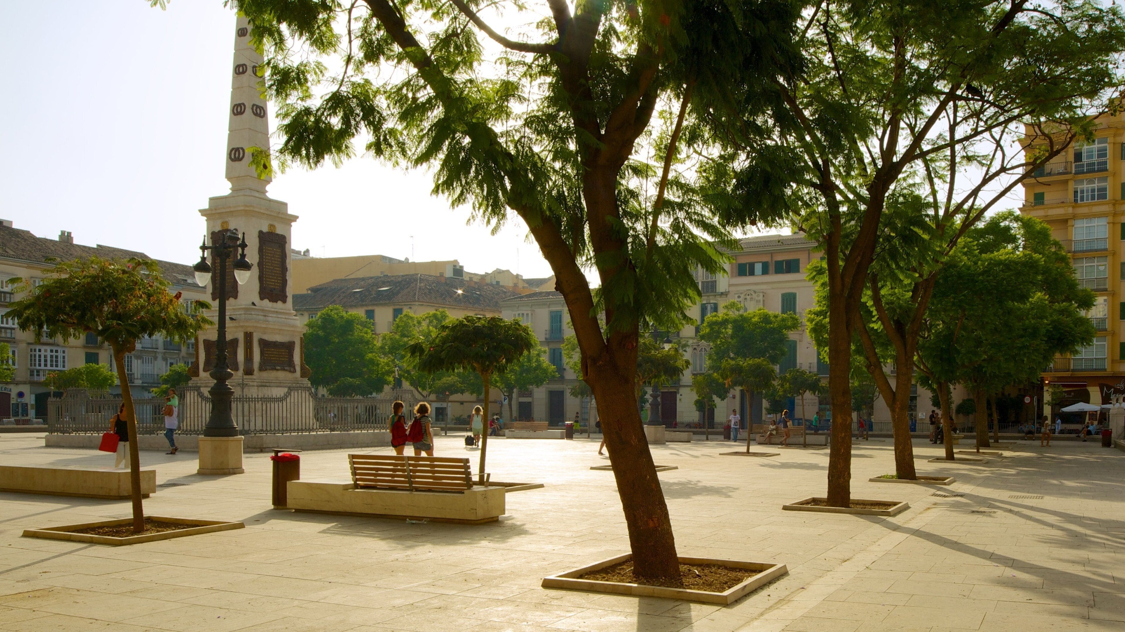 Plaza de la Merced inclusief historische architectuur, een plein en een monument
