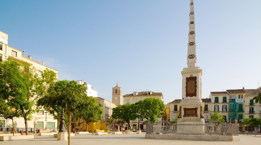Plaza de la Merced toont een stad, historische architectuur en een monument