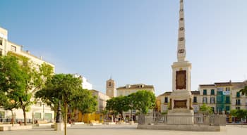 Plaza de la Merced som inkluderer historisk arkitektur, by og monument