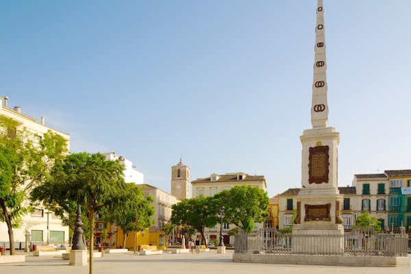 Plaza de la Merced montrant ville, monument et patrimoine architectural