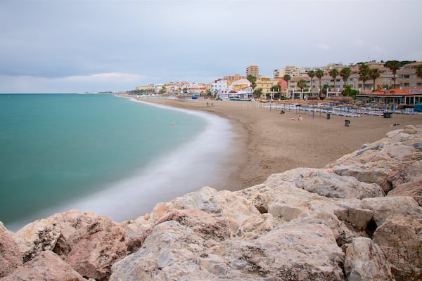 La Carihuela mit einem allgemeine Küstenansicht und Strand