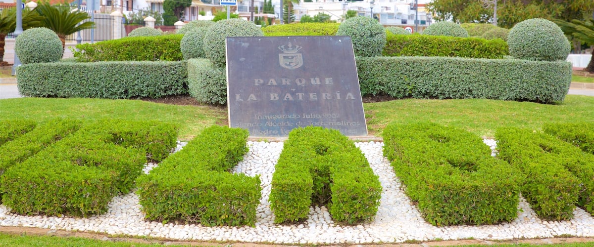 La Batería que incluye señalización y un jardín