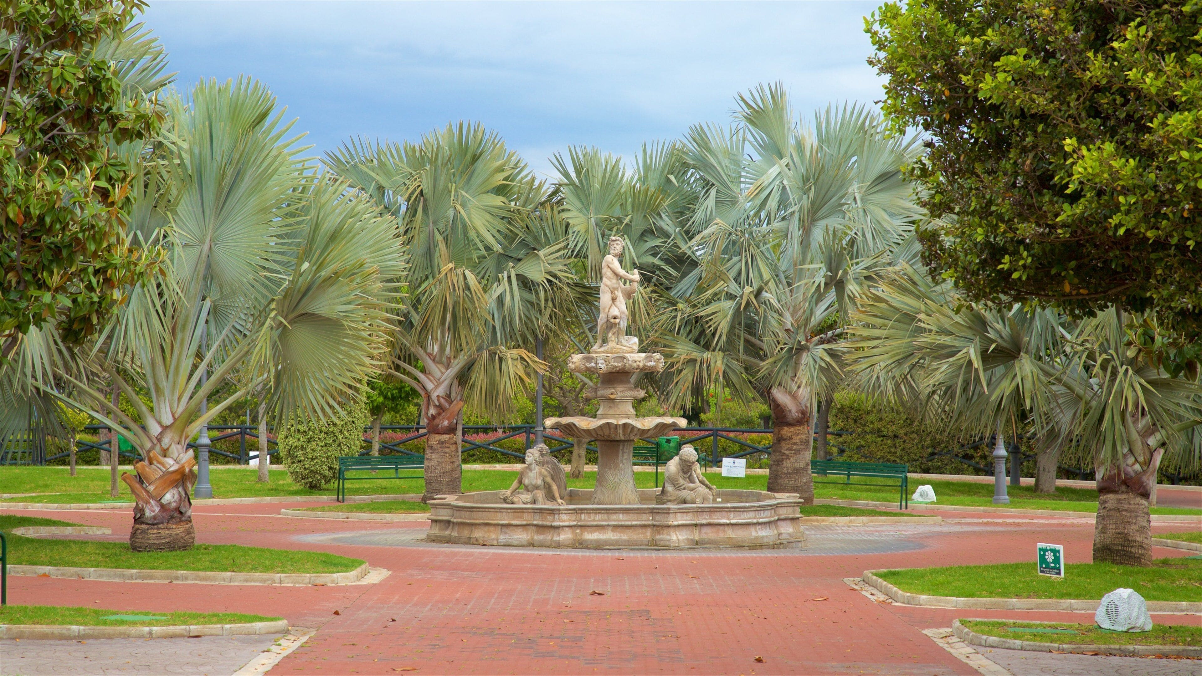 La Bateria Park which includes a garden, a fountain and tropical scenes