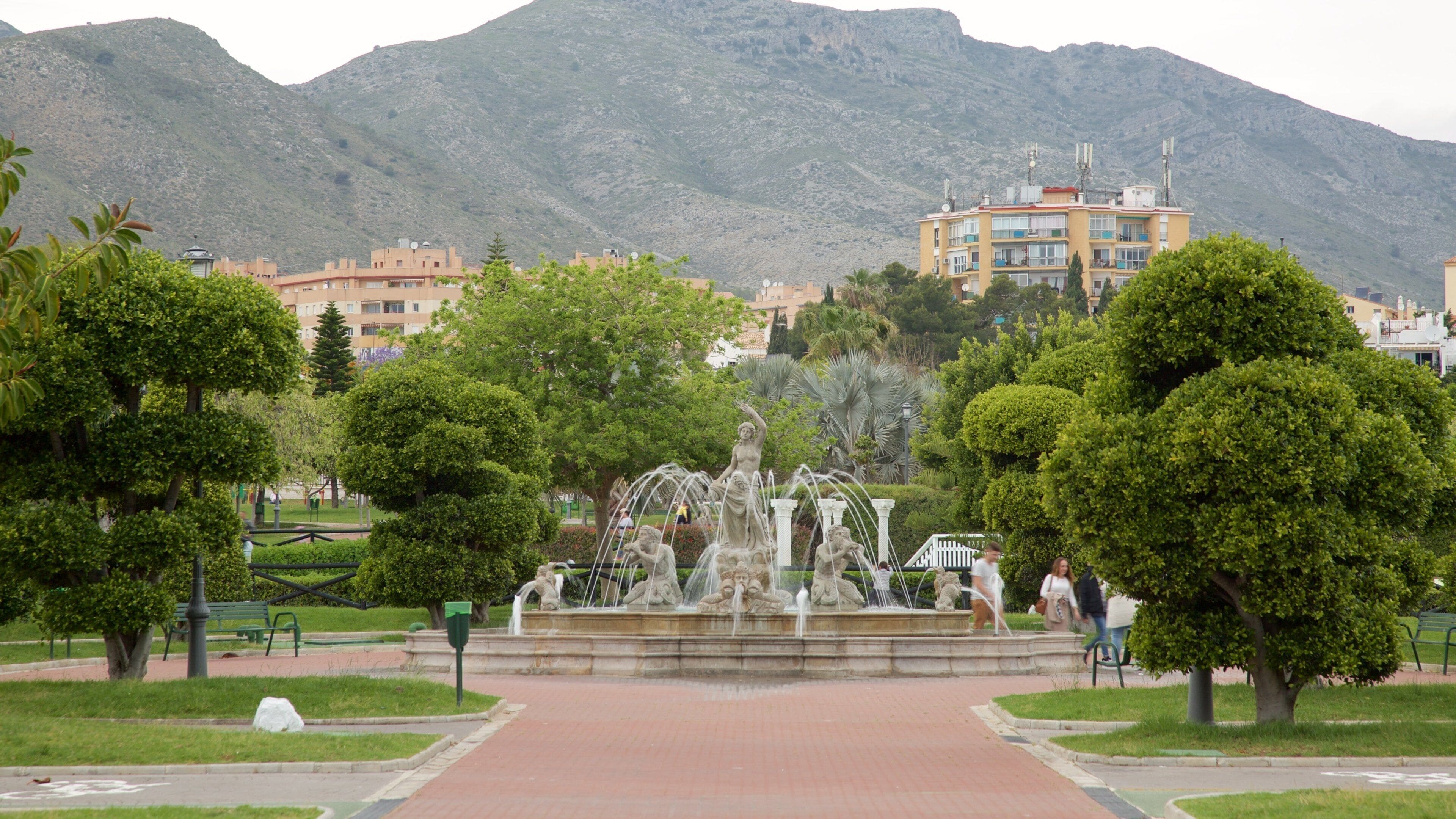 La Bateria Park featuring a fountain and a garden