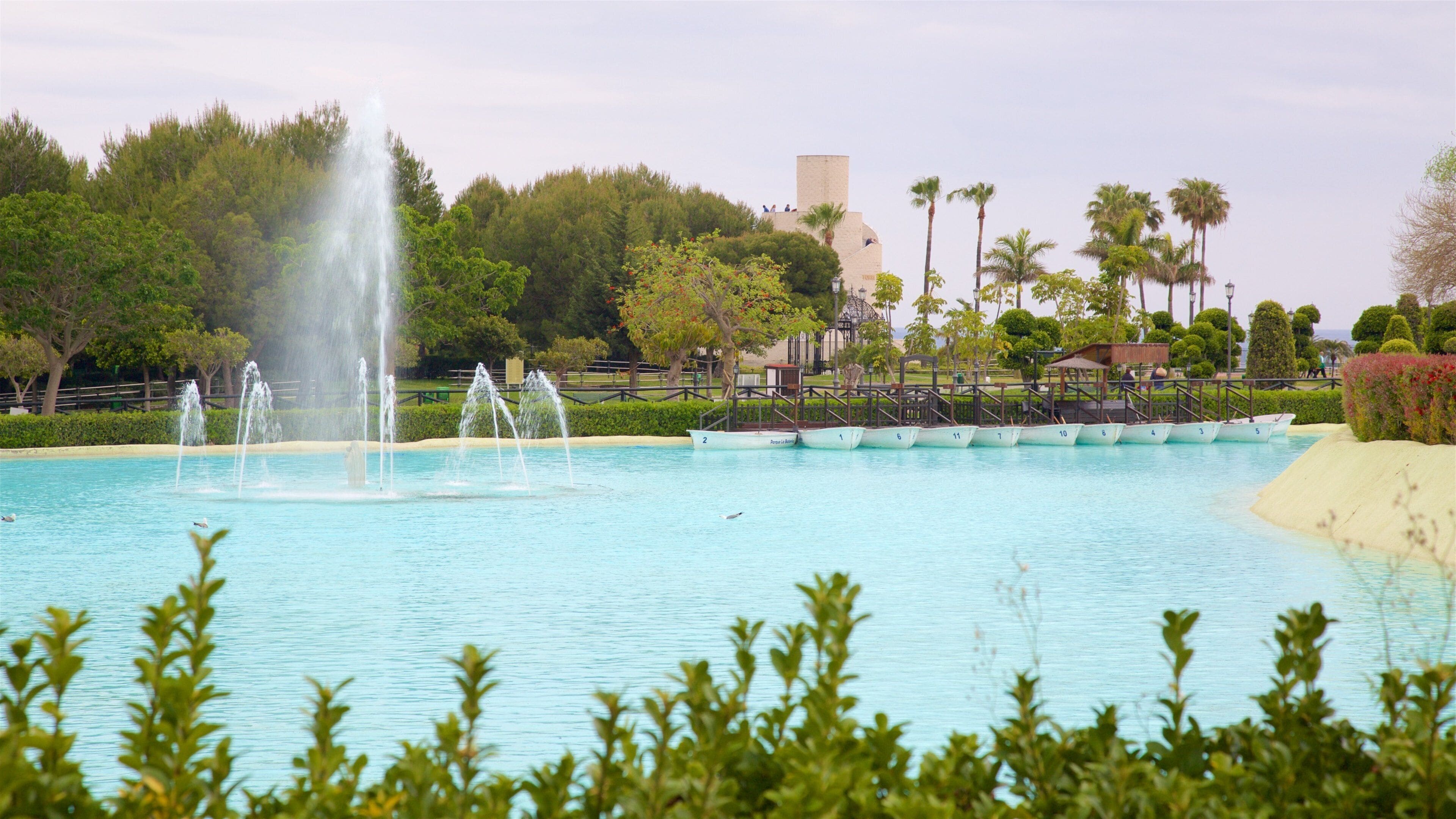 Parque La Bateria mostrando uma piscina e uma fonte