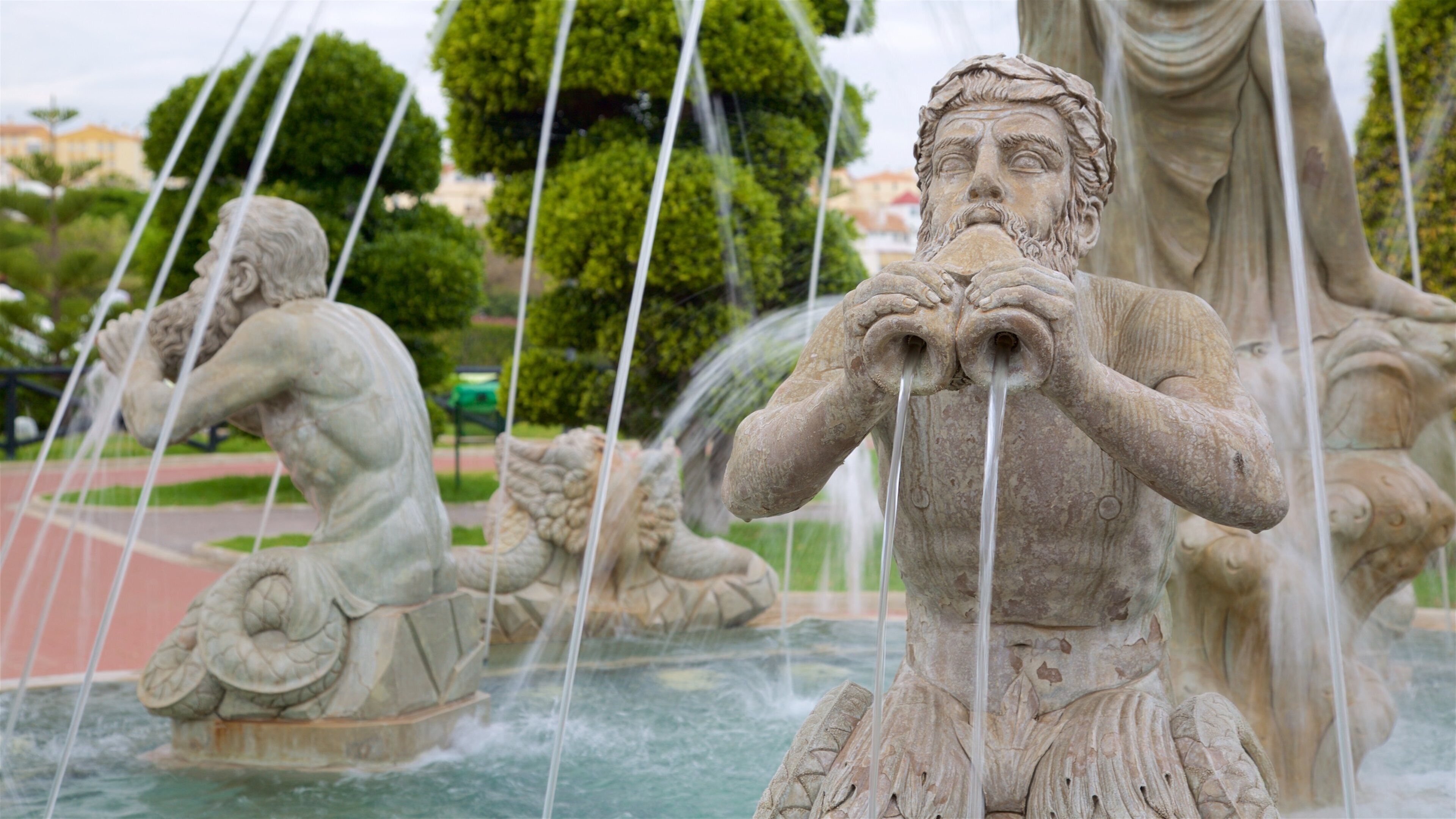 La Bateria Park showing a statue or sculpture and a fountain