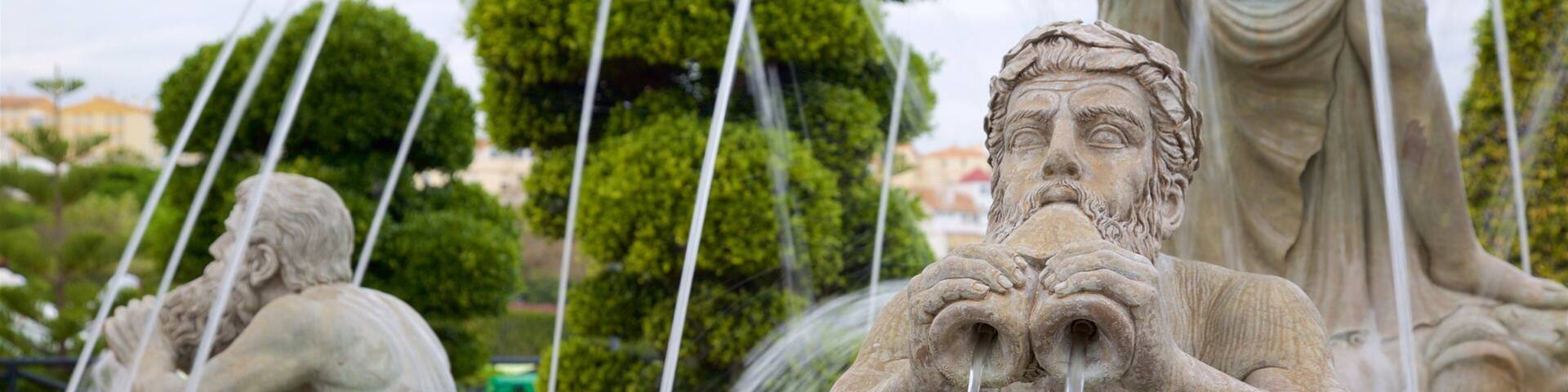 La Bateria Park showing a statue or sculpture and a fountain