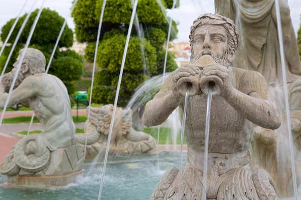 Parque La Bateria mostrando uma estátua ou escultura e uma fonte