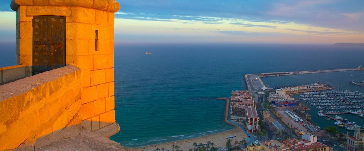 Château de Santa Barbara qui includes marina, vues et vues littorales