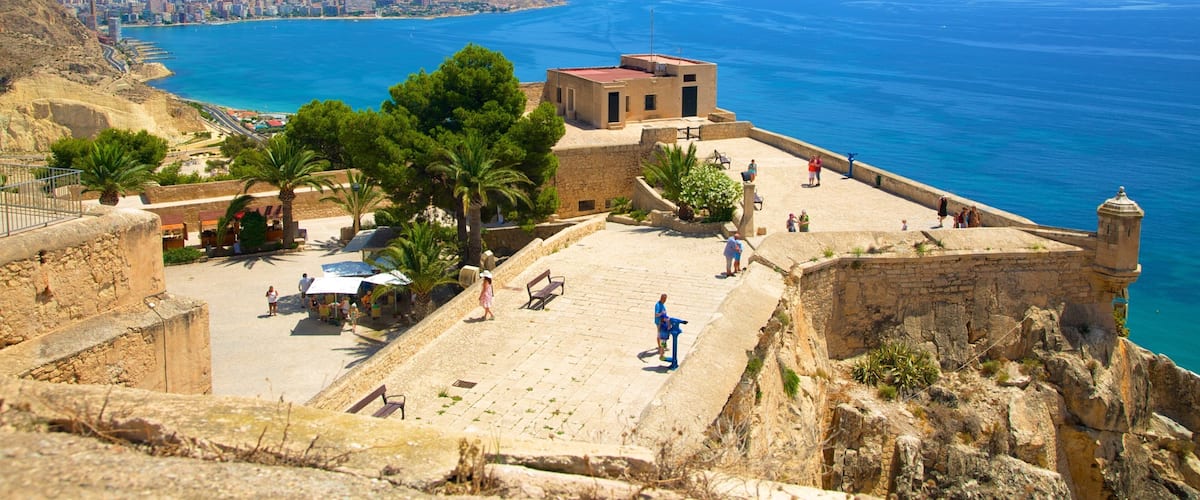 Castillo de Santa Bárbara ofreciendo elementos patrimoniales, vistas y vistas de una costa