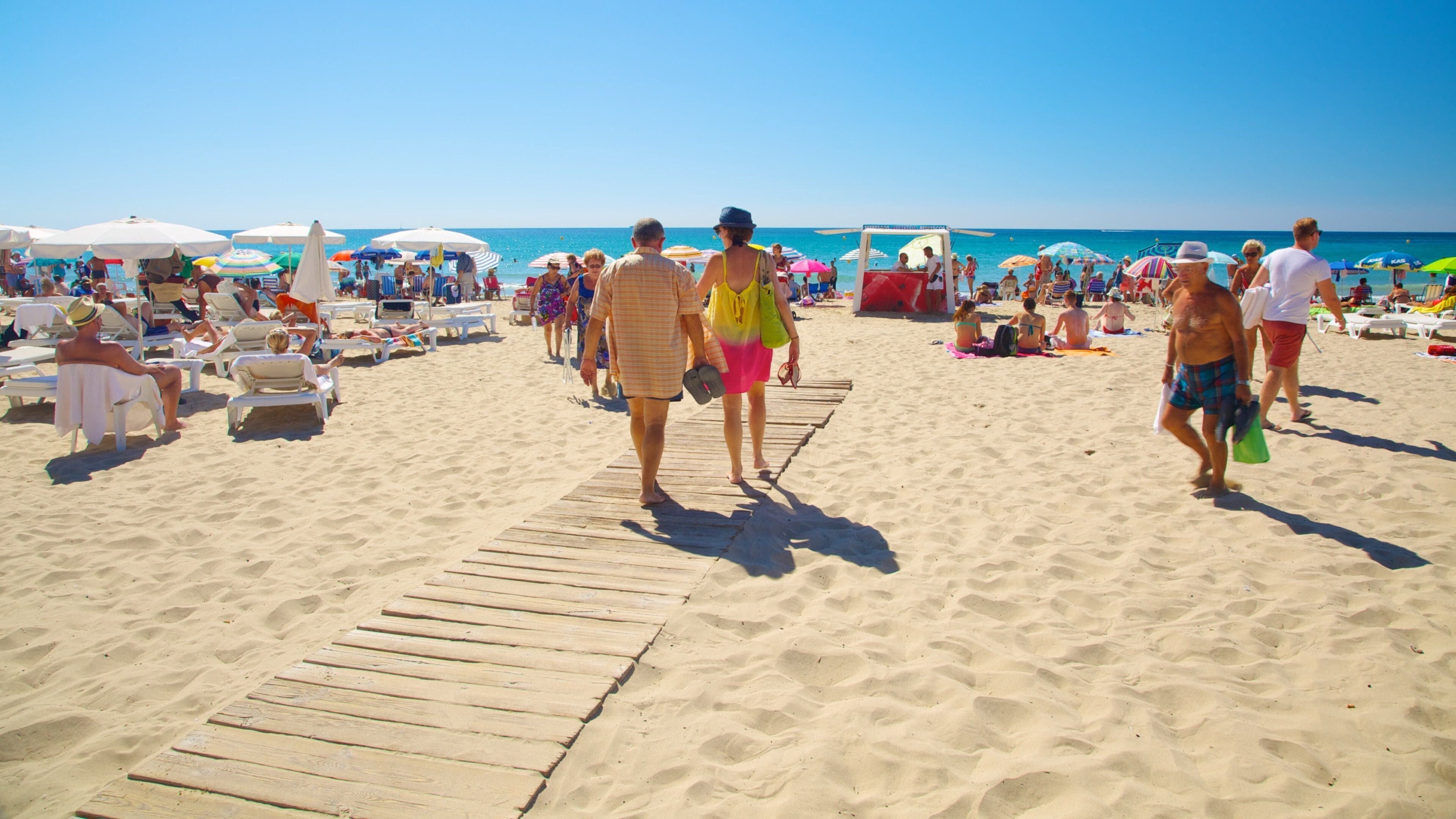 Spiaggia di Postiguet mostrando spiaggia cosi come un grande gruppo di persone