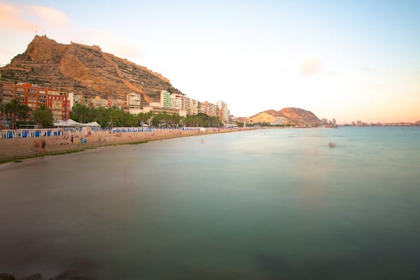 Plage de Postiguet mettant en vedette ville côtière, panoramas et plage