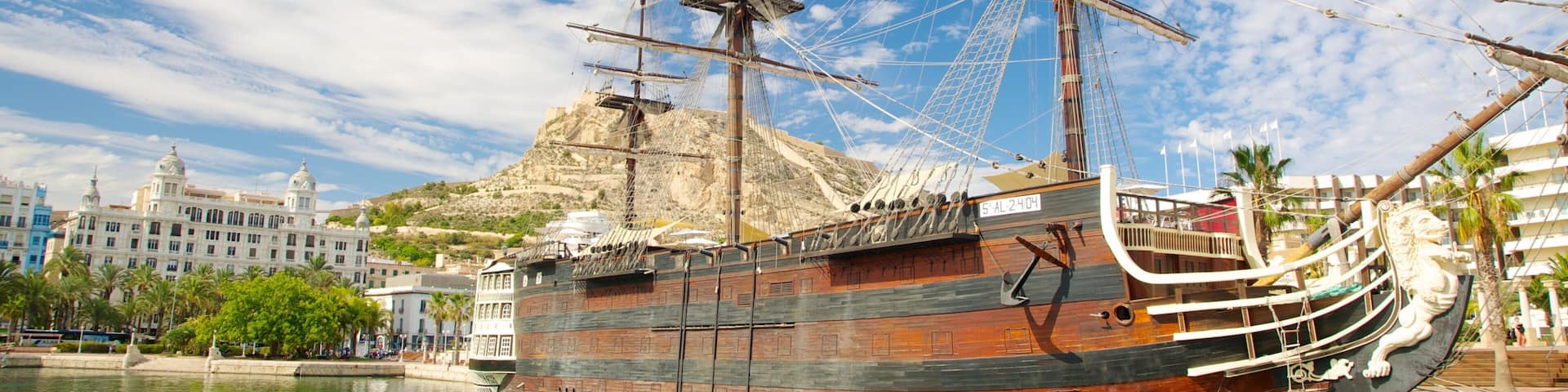 Alicante Harbour welches beinhaltet Bucht oder Hafen