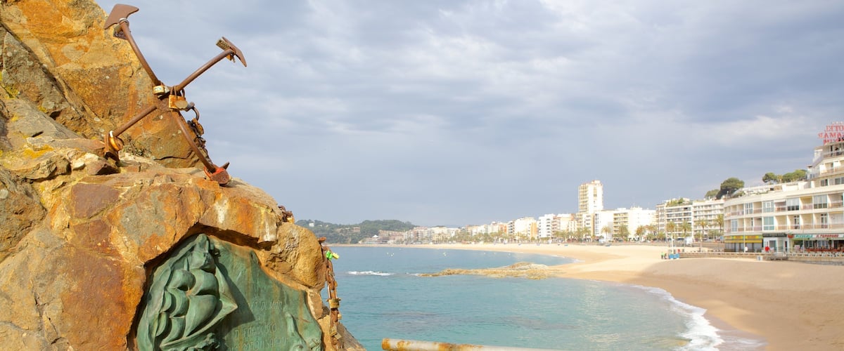 Plage de Lloret de Mar mettant en vedette plage de sable et art en plein air