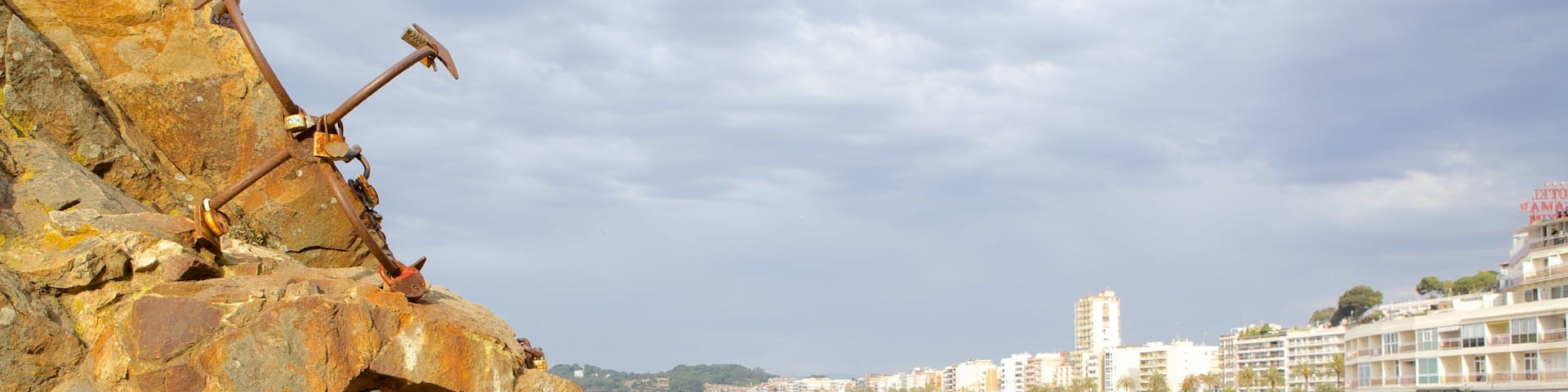 Lloret de Mar-stranden som visar en strand och utomhuskonst