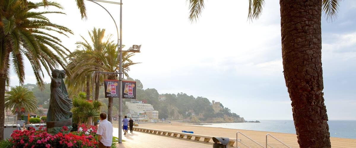 Plage de Lloret de Mar montrant vues littorales, fleurs et scĂšnes de rue