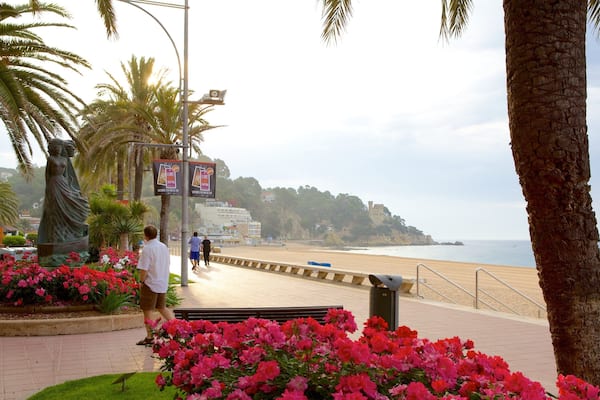 Lloret de Mar-stranden som visar gatuliv, blommor och kustutsikter