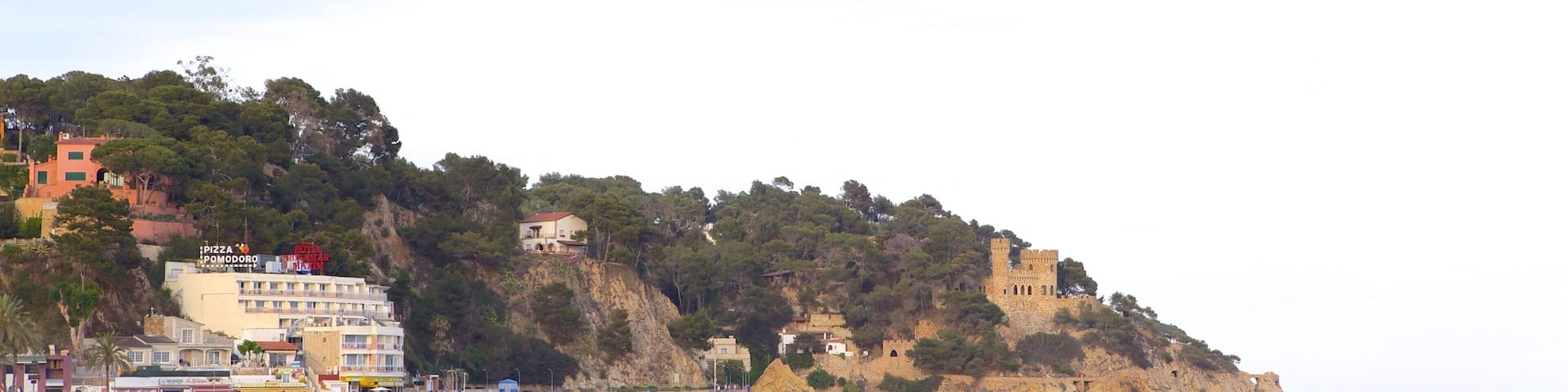 Playa de Lloret de Mar que incluye una playa de arena
