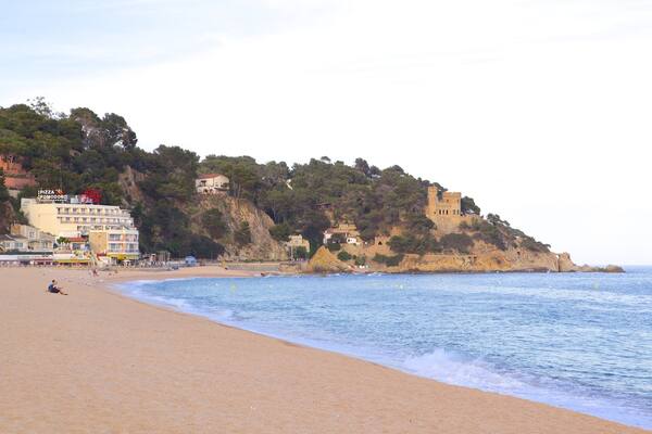 Lloret de Mar-stranden presenterar en strand