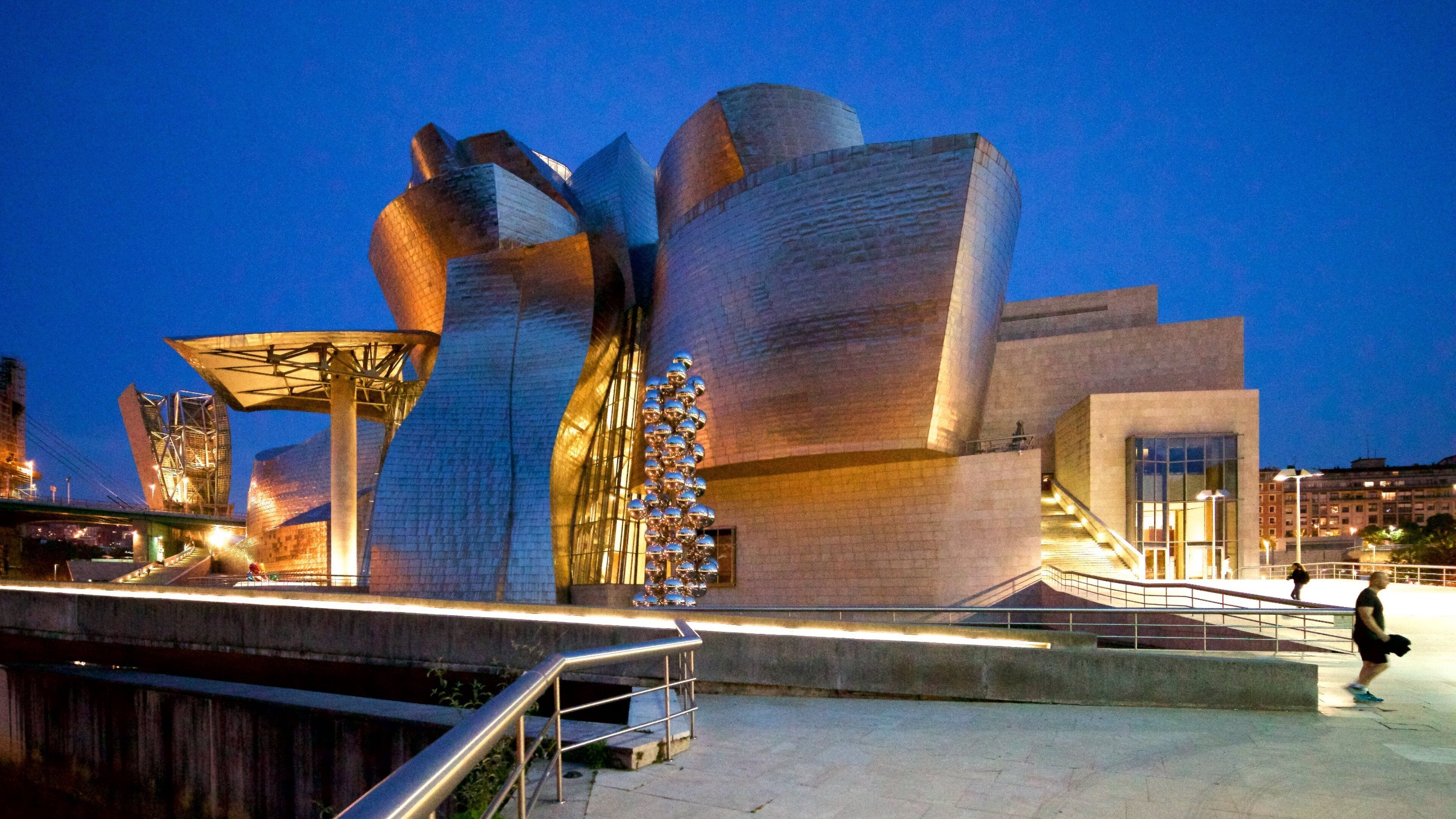 Guggenheim-Museum Bilbao welches beinhaltet moderne Architektur und bei Nacht