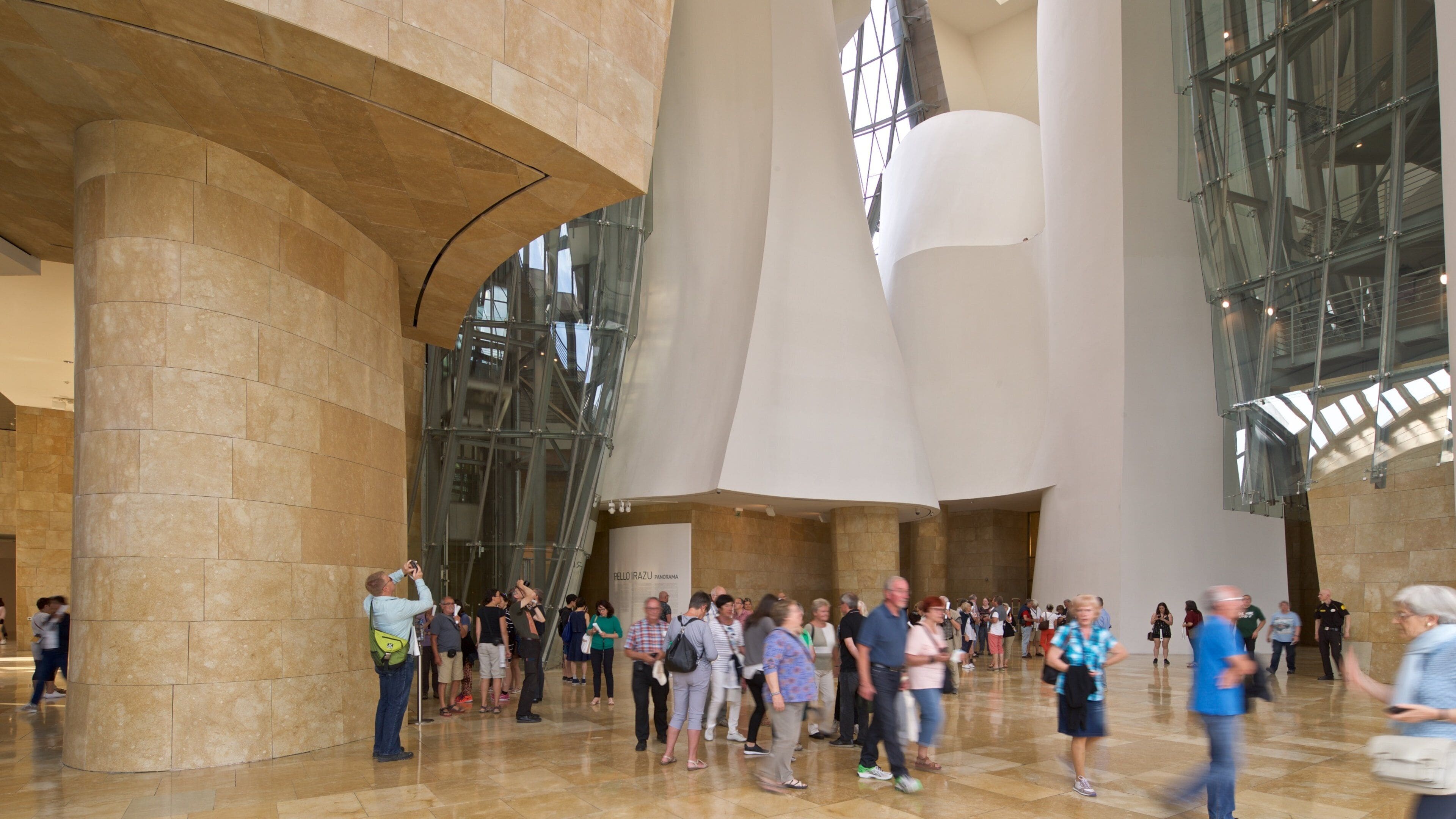 Musée Guggenheim de Bilbao montrant architecture moderne aussi bien que important groupe de personnes