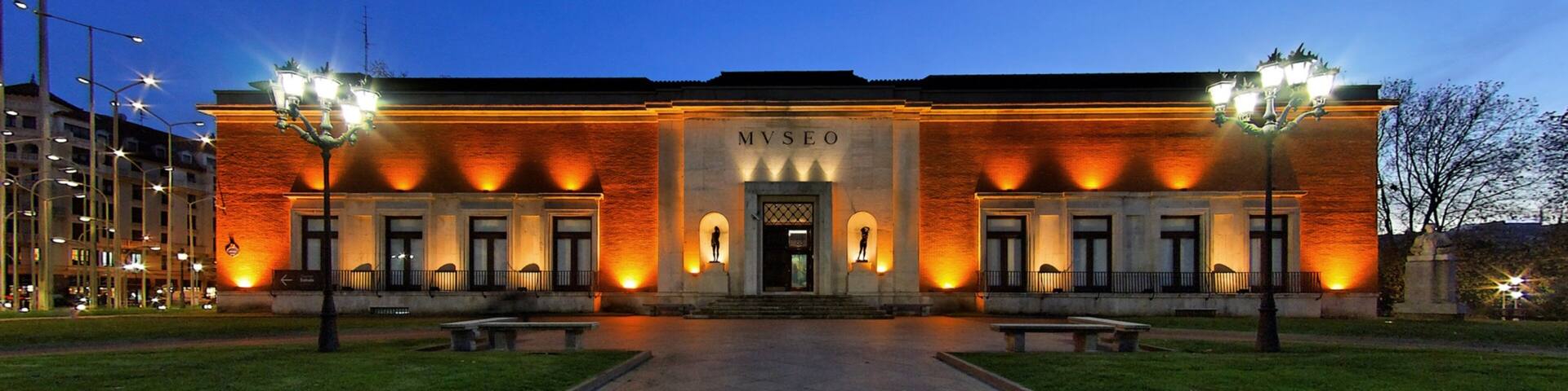 Museum der Schönen Künste von Bilbao mit einem bei Nacht, Garten und historische Architektur