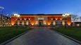 Musée des beaux-arts de Bilbao qui includes patrimoine architectural, scènes de nuit et jardin