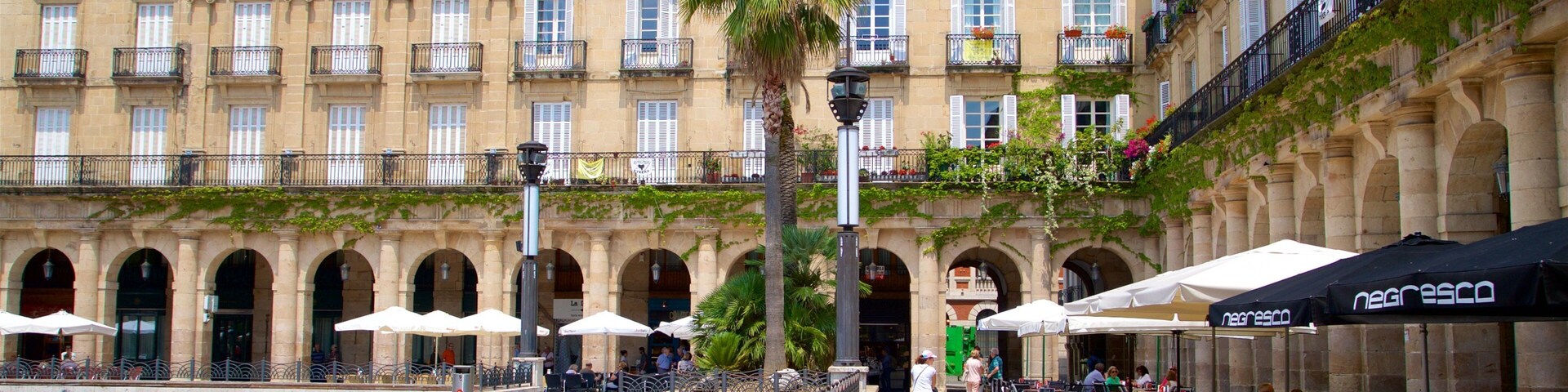 Plaza Nueva showing outdoor eating, a square or plaza and heritage elements