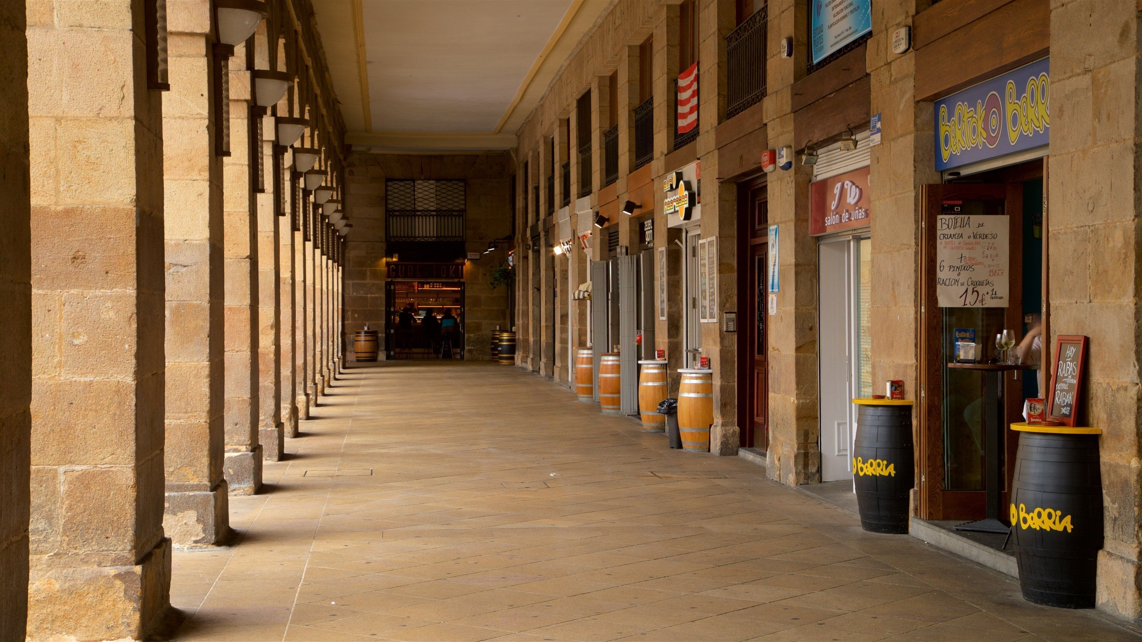 Plaza Nueva which includes interior views
