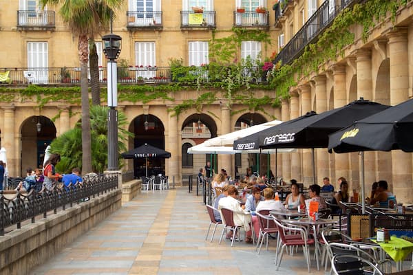 Plaza Nueva qui includes sortie au restaurant aussi bien que petit groupe de personnes