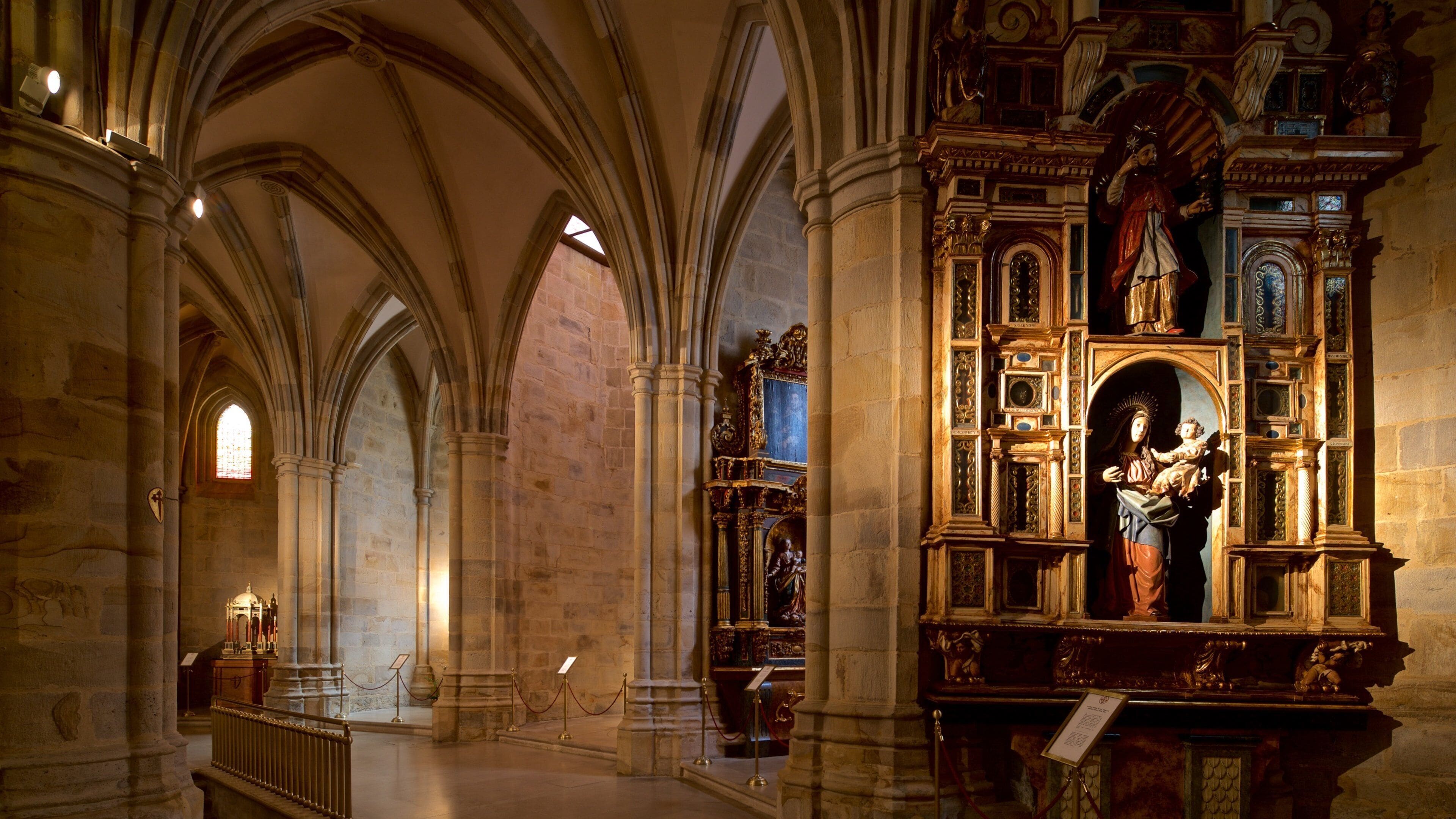 Catedral de Santiago mostrando una iglesia o catedral, elementos patrimoniales y vista interna