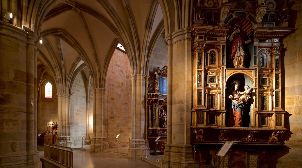 Catedral de Santiago mostrando una iglesia o catedral, elementos patrimoniales y vista interna
