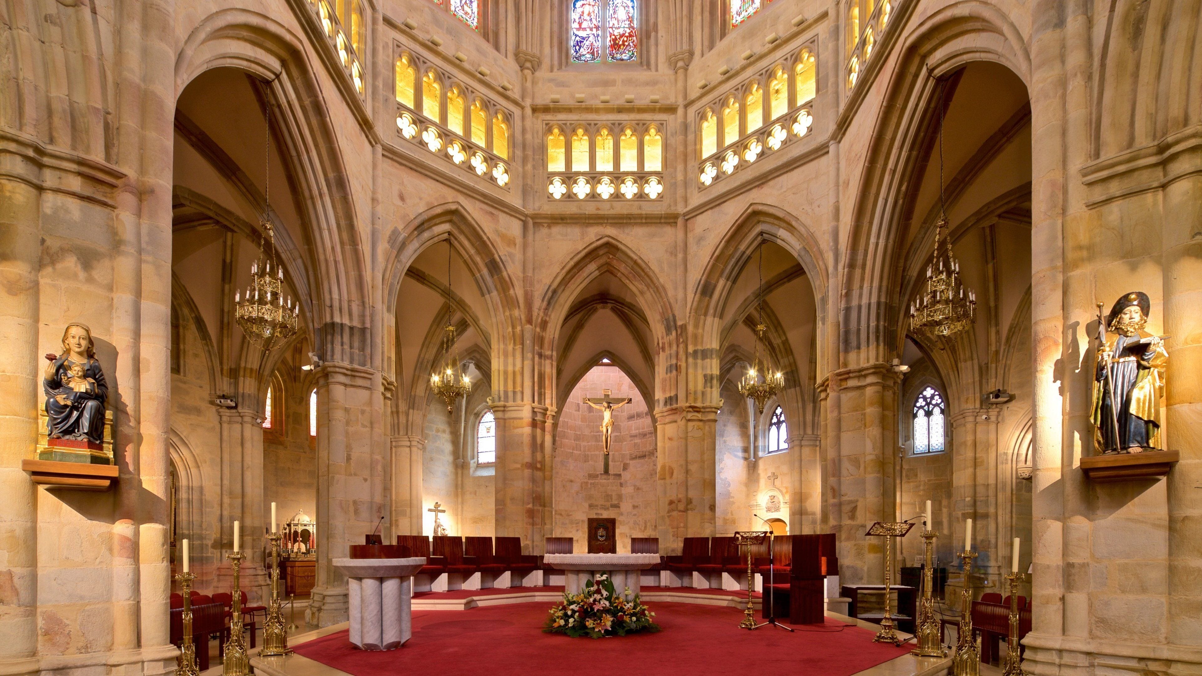 Santiago-katedralen fasiliteter samt kirke eller katedral, kulturarv og innendørs