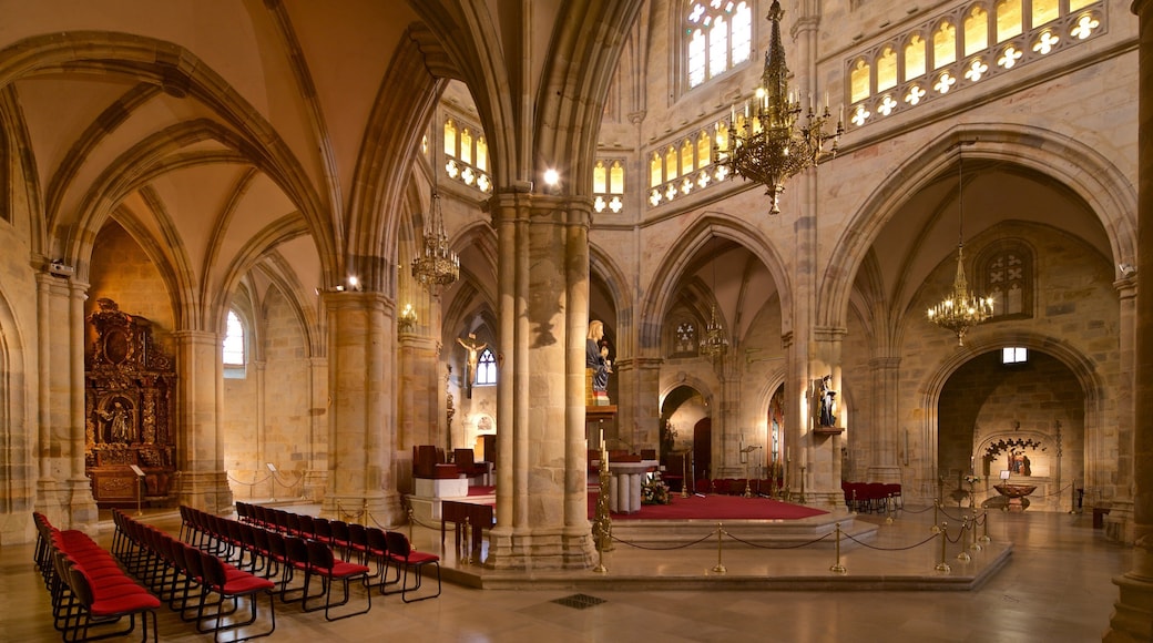Catedral de Santiago ofreciendo elementos patrimoniales, una iglesia o catedral y vista interna