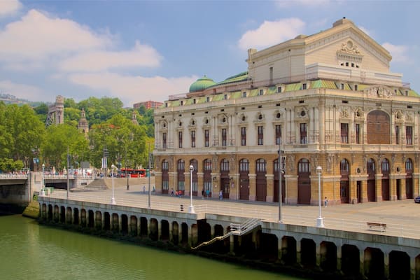 Arriaga-Theater mit einem Fluss oder Bach und historische Architektur