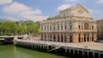 Arriaga teater fasiliteter samt elv eller bekk og historisk arkitektur